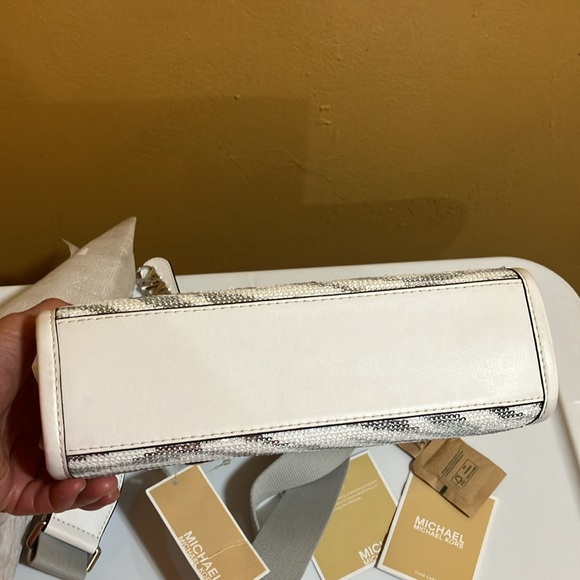 Michael Kors GIGI OPT/Silver SM EW MSGR - Picture 11 of 12